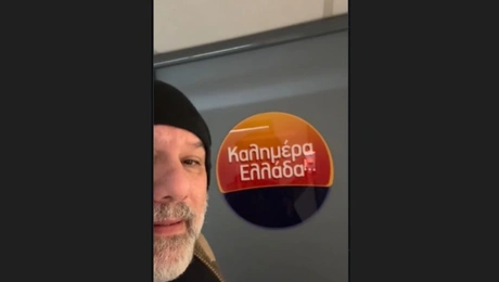 Ο Γρηγόρης Αρναούτογλου στο γραφείο του Γιώργου Παπαδάκη