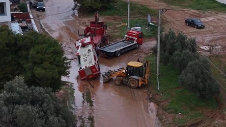 Εναέρια πλάνα από τη λάσπη στη Βάρη