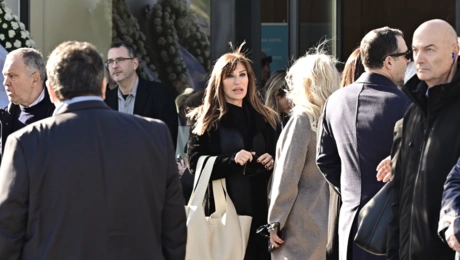 Η Βίκυ Χατζηβασιλείου στην κηδεία του Γιώργου Παπαδάκη