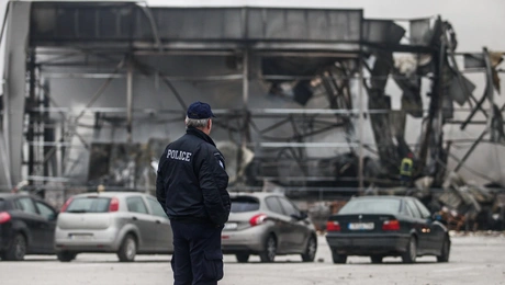 Έξω από το κατεστραμμένο εργοστάσιο της «Βιολάντα»