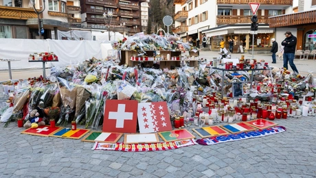 Λουλούδια και κεριά για τα θύμα της τραγωδίας στο Κραν Μοντανά