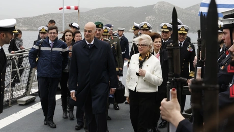 Ο Νίκος Δένδιας και η Γαλλίδα ομόλογός του, Κατρίν Βοτρέν, στη φρεγάτα «Κίμων»