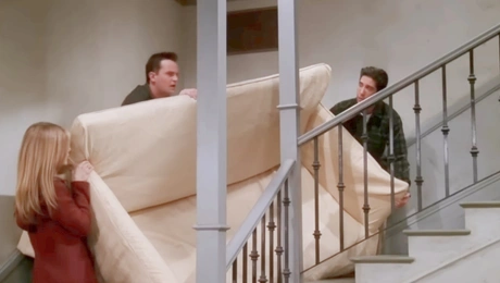 Η σκηνή του περίφημου Pivot στα Φιλαράκια