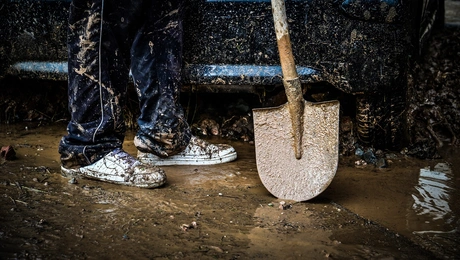 Στιγμιότυπο από τις προσπάθειες αποκατάστασης στη Γλυφάδα