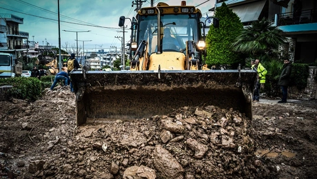 Εργασίες για την αποκατάσταση των ζημιών στη Γλυφάδα