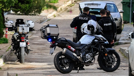 Αστυνομικές δυνάμεις στην περιοχή του φόνου στη Γλυφάδα