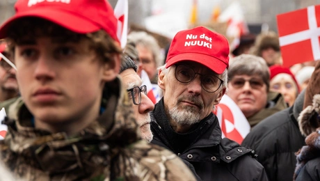 Διαδηλωτές στη Δανία με το κόκκινο καπέλο κατά του Τραμπ