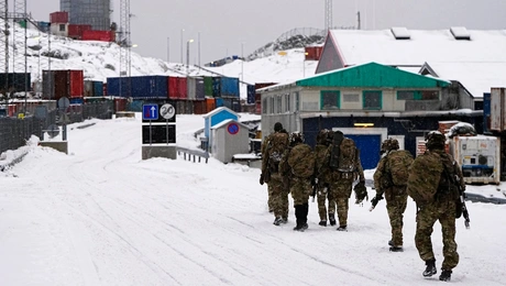 Δανοί στρατιώτες αποβιβάστηκαν στο Νουούκ της Γροιλανδίας