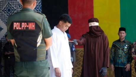 Ζευγάρι στην Ινδονησία τιμωρήθηκε με δημόσιο ραβδισμό