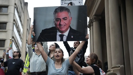 Συντηρητικοί και ακροδεξιοί διαδηλώνουν υπέρ της μοναρχίας στο Ιράν