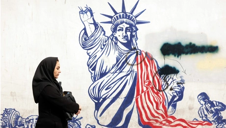 Ιρανή περνά μπροστά από αντι-αμερικανική τοιχογραφία στην Τεχεράνη 