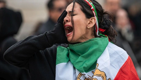 Γυναίκα κατά τη διάρκεια διαμαρτυρίας στο Ιράν