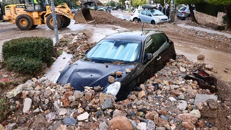 Εικόνα καταστροφής στη Γλυφάδα μετά το πέρασμα της κακοκαιρίας