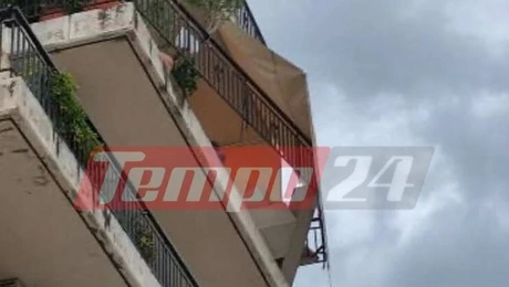 Μπαλκόνι ξηλώθηκε από τους θυελλώδεις ανέμους