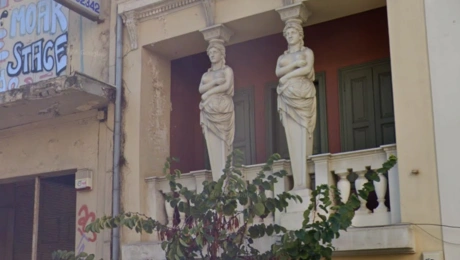 Καρυάτιδες στην Αγίων Ασωμάτων στου Ψυρρή