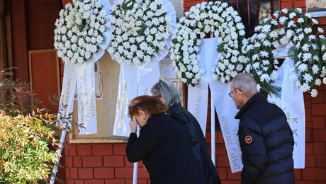 Η κηδεία 45χρονης Ελένης που σκοτώθηκε στη φωτιά στη Βιολάντα