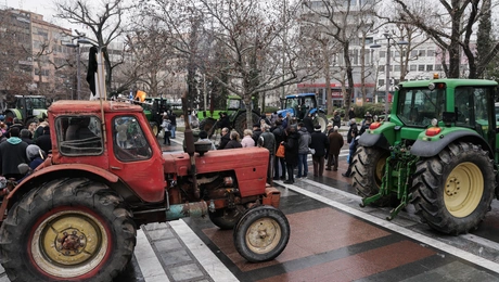 «Παρέλαση» τρακτέρ στη Λάρισα