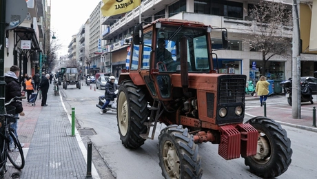 «Παρέλαση» τρακτέρ στη Λάρισα