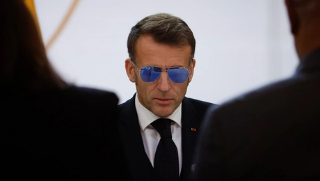 Ο Εμανουέλ Μακρόν με τα γυαλιά ηλίου του