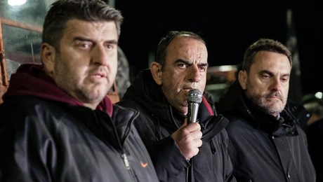 Ο Ρίζος Μαρούδας μαζί με άλλους αγρότες στο μπλόκο της Λάρισας