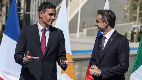 Ο Κυριάκος Μητσοτάκης με τον Πέδρο Σάντσεθ