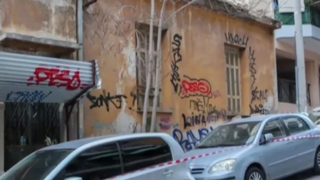 Κατέρρευσε μπαλκόνι κτιρίου πάνω σε σταθμευμένα οχήματα στον Νέο Κόσμο