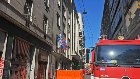 Άνδρας απειλεί να πέσει από το κτίριο της Πολεοδομίας