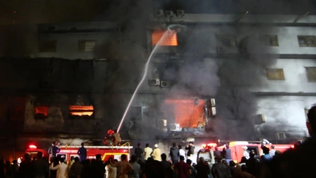 Φονική φωτιά σε εμπορικό κέντρο στο Καράτσι