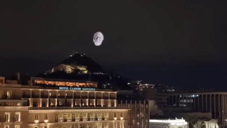 Drones σχημάτισαν το πρόσωπο του Διονύση Σαββόπουλου