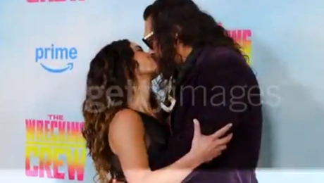 Ο Τζέισον Μομόα με την σύντροφό του