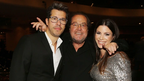 Ο Γιάννης Πάριος με τον γιο του Χάρη Βαρθακούρη και τη σύζυγό του, Αντελίνα