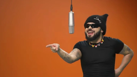 Ο Akylas στο βίντεο του Ferto