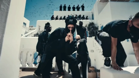 Στιγμιότυπο από το βίντεο κλιπ του Bad Bunny στη Μύκονο