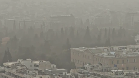Αφρικανική σκόνη πάνω από το Σύνταγμα και τον Εθνικό Κήπο