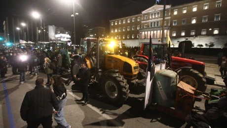 Οι αγρότες πέρασαν όλο το βράδυ στο Σύνταγμα, έξω από τη Βουλή