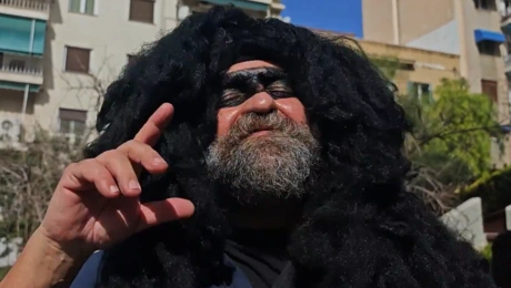 Ένας από τους καρναβαλιστές στο Παγκράτι