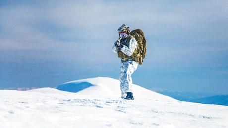 Στρατιώτης με χειμερινό καμουφλάζ κάπου στην Αρκτική