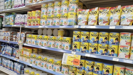 Βρεφικό γάλα και τροφές σε σούπερ μάρκετ