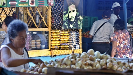 Eικόνα του Κουβανού επαναστάτη ηγέτη Φιντέλ Κάστρο σε λαϊκή αγορά στην Αβάνα της Κούβας