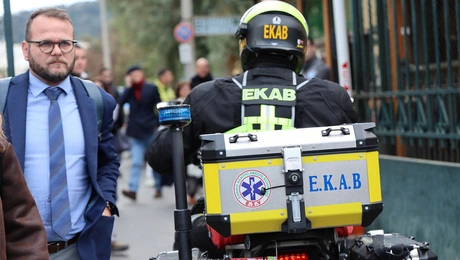 Προσωπικό ΕΚΑΒ έξω από την Ευελπίδων μετά το τηλεφώνημα για βόμβα