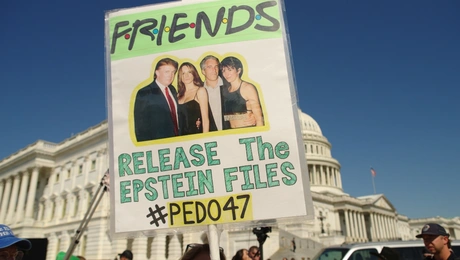 Διαδηλωτές κρατούν πλακάτ για τη φιλία των Ντόναλντ και Μελάνια Τραμπ με τον Τζέφρι Επστάιν και την Γκισλέιν Μάξγουελ