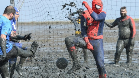 Συμμετέχοντες σε αγώνα ποδοσφαίρου λάσπης στη Γερμανία