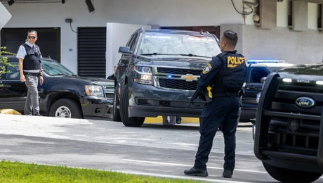 Η μεταφορά του Ράιν Ρουθ, που αποπειράθηκε να δολοφονήσει τον Ντόναλντ Τραμπ, στο δικαστήριο