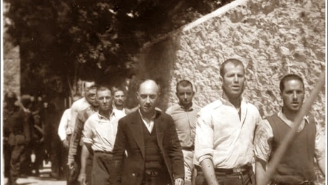 Καισαριανή, 1 Μαίου 1944. Οι Ελληνες κρατούμενοι οδηγούνται στο σκοπευτήριο όπου θα εκτελεστούν