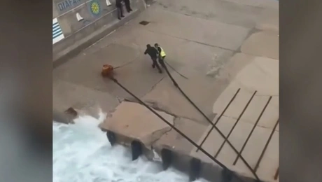 Μάχη για να δέσει πλοίο στην Κάρπαθο