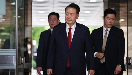 Ο πρώην πρόεδρος της Νότιας Κορέας Γιουν Σουκ Γέολ φτάνει στο δικαστήριο