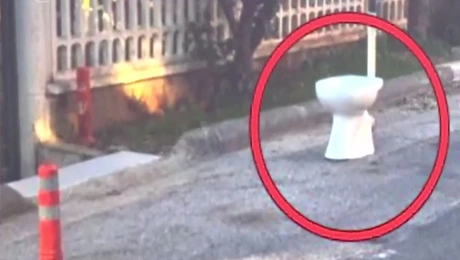 Λεκάνη τουαλέτας στον δρόμο