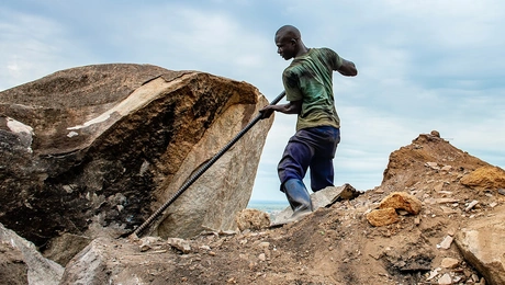 Εργάτης μεταλλευτικής στη Νιγηρία