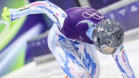 Ουκρανός αθλητής των Χειμερινών Ολυμπιακών φορά κράνος με τα θύματα του πολέμου στη χώρα του