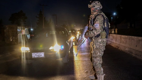 Ταλιμπάν ελέγχει όχημα σε σημείο ελέγχου στην Καμπούλ του Αφγανιστάν